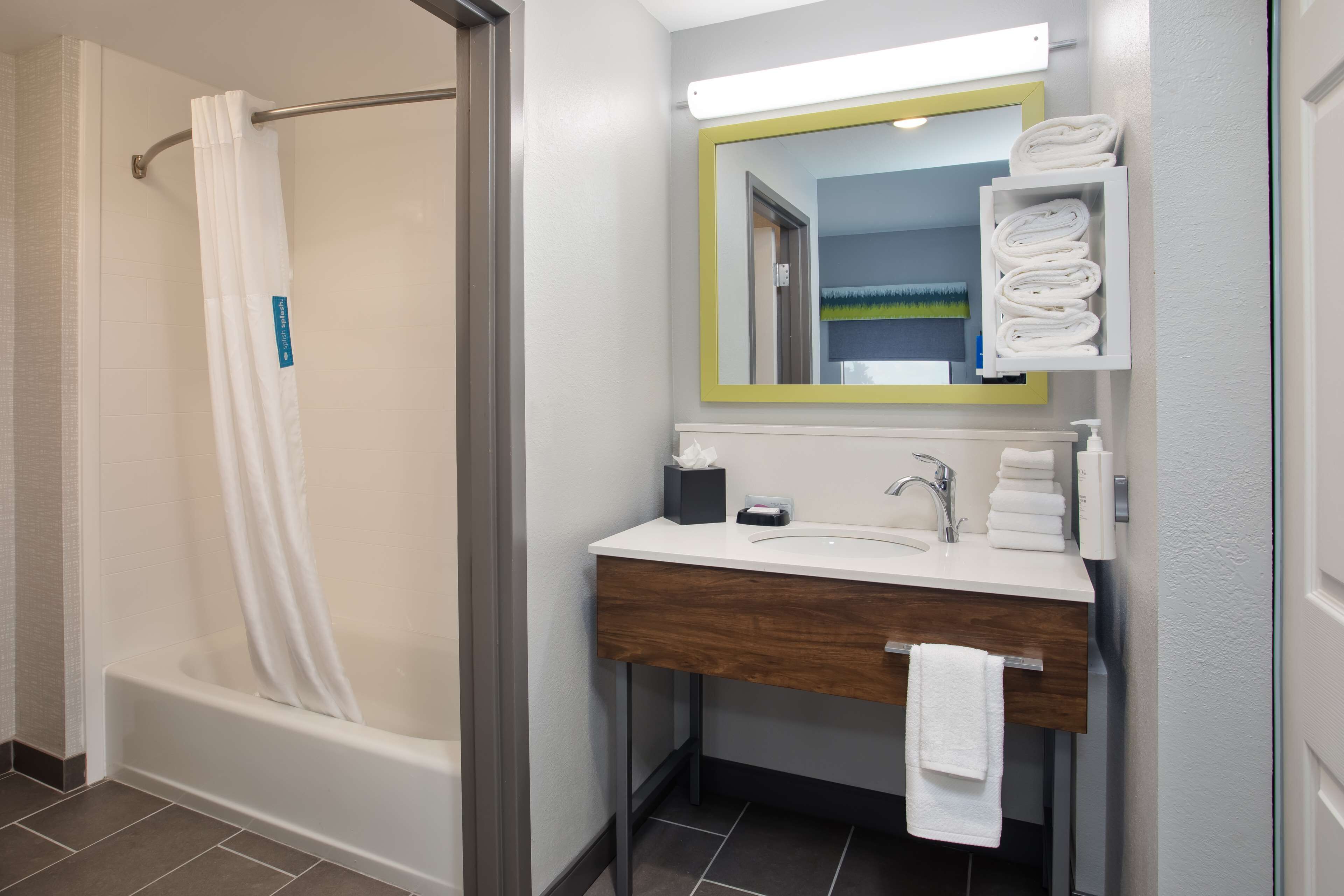 combined shower/bathtub, free toiletries, hair dryer, towels