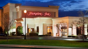 Un hôtel Hampton Inn doté d’une enseigne lumineuse bien visible, d’une pelouse bien entretenue et d’un parking.