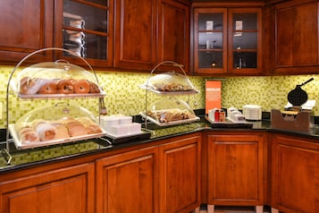 Café da manhã com buffet grátis todos os dias