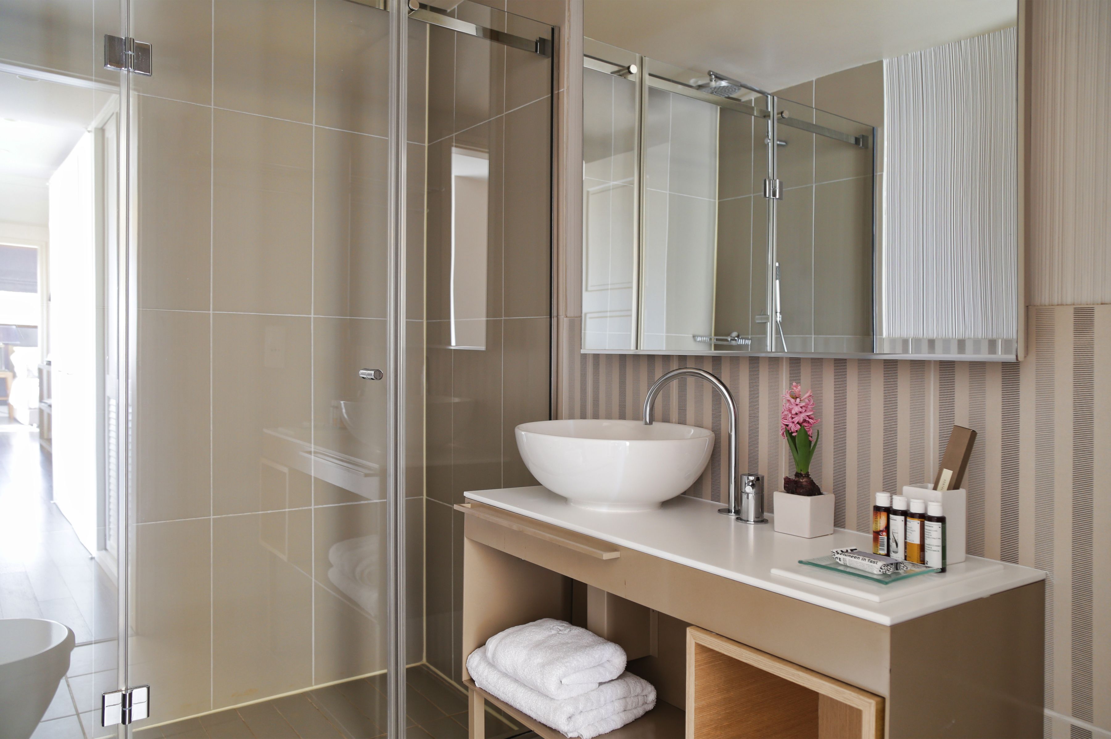 single room | bathroom | combined shower/bathtub, free toiletries, hair dryer, slippers