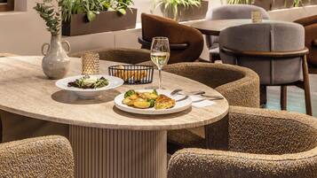 Se sirven desayunos, almuerzos y cenas; cocina internacional