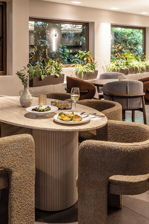 Breakfast, lunch, dinner served; international cuisine 