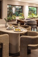 Café da manhã, almoço e jantar; culinária internacional 