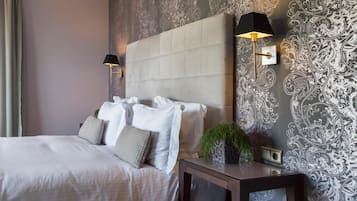 Bộ đồ giường cao cấp, minibar, két bảo mật tại phòng