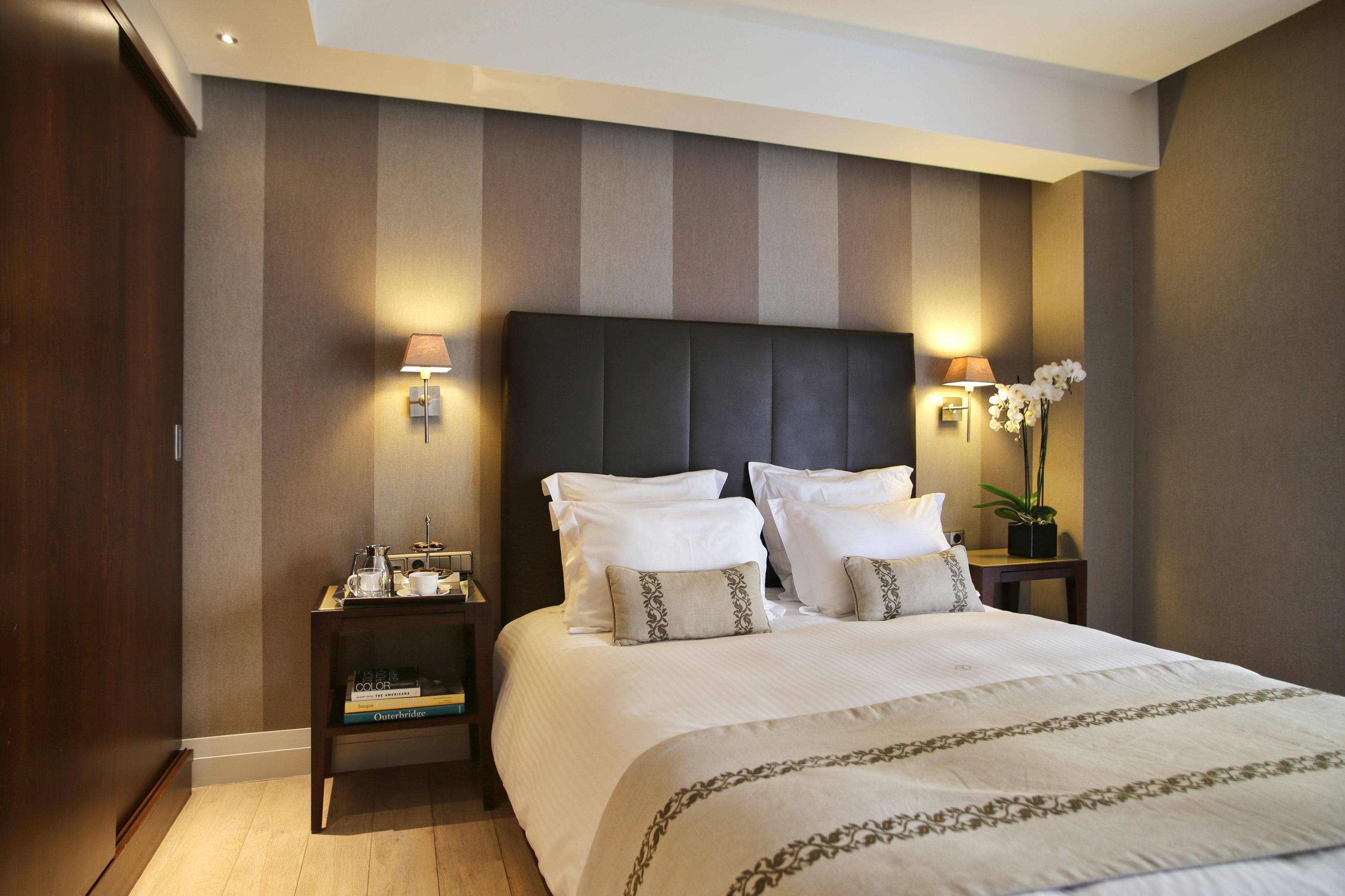 single room | premium bedding, minibar, in-room safe, desk