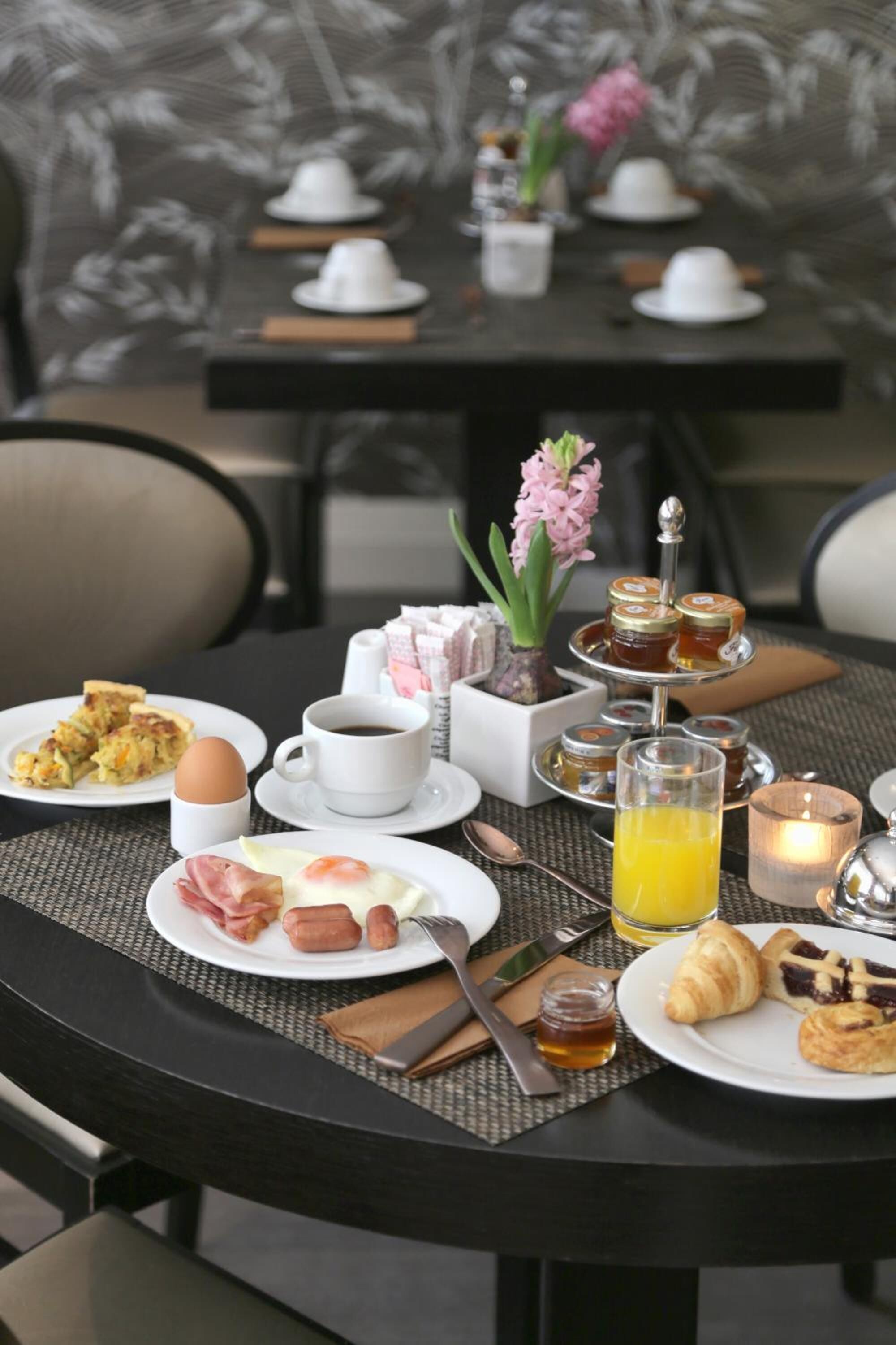 breakfast, lunch, dinner served; international cuisine