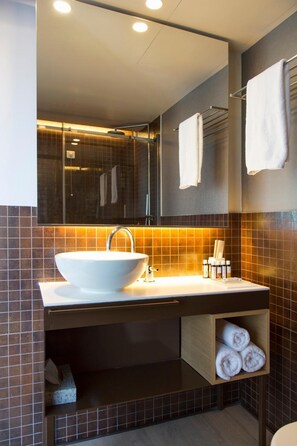 Douche, articles de toilette (gratuits), séchoir à cheveux, pantoufles