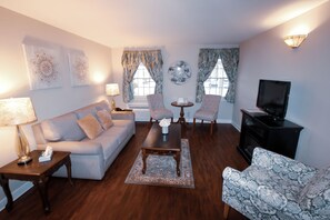 Suite, para no fumadores, cocina | Área de sala de estar | Televisión de 32 pulgadas con canales por cable 