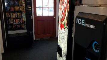 Zona de máquinas expendedoras con dispensador de Coca-Cola y de hielo.
