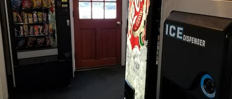 Ein Automatenbereich mit Coca-Cola- und Eisautomaten.