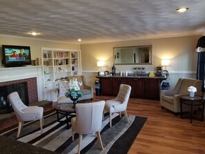 Lobby - Colonial Inn Seekonk (Seekonk)