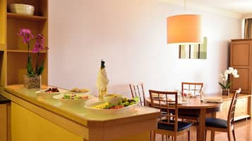 Superior Apartment, 1 Bedroom | Dining room