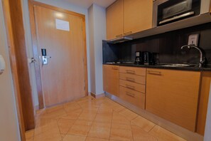 Studio Prestige | Cuisinette privée | Réfrigérateur, four à micro-ondes, surface de cuisson, cafetière-théière