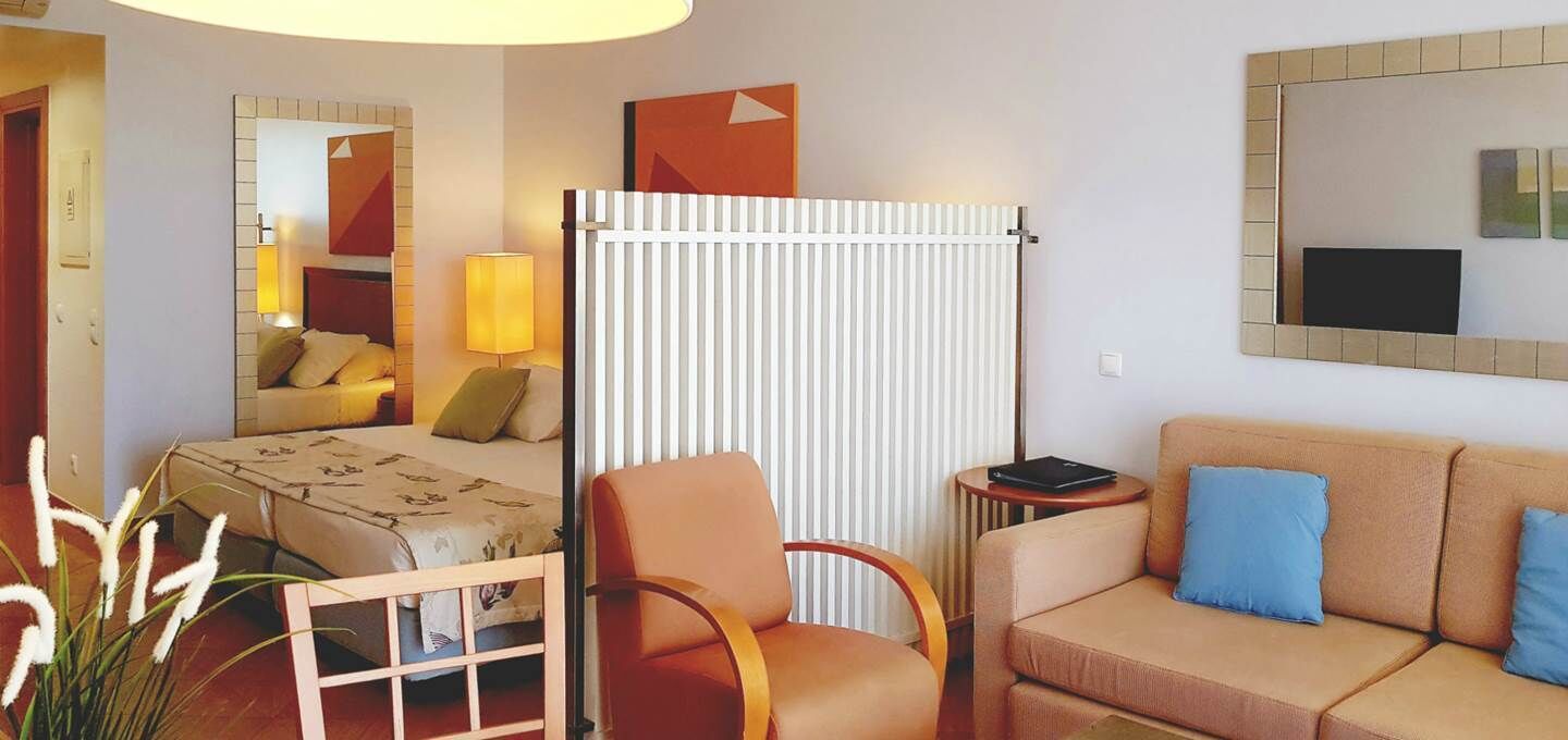 Zimmersafe, Schreibtisch, Verdunkelungsvorhänge, schallisolierte Zimmer