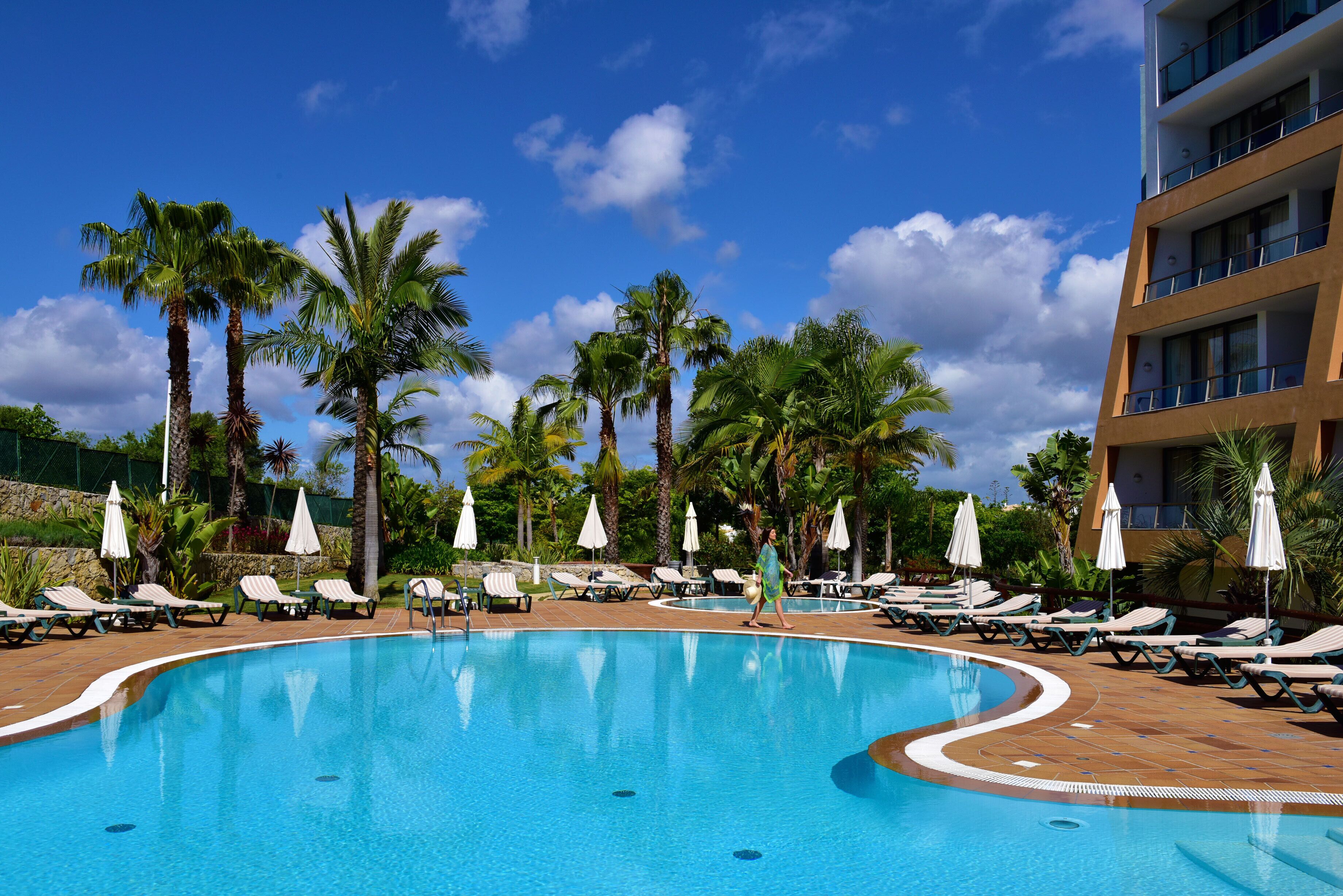 Innenpool, Außenpool, Liegestühle