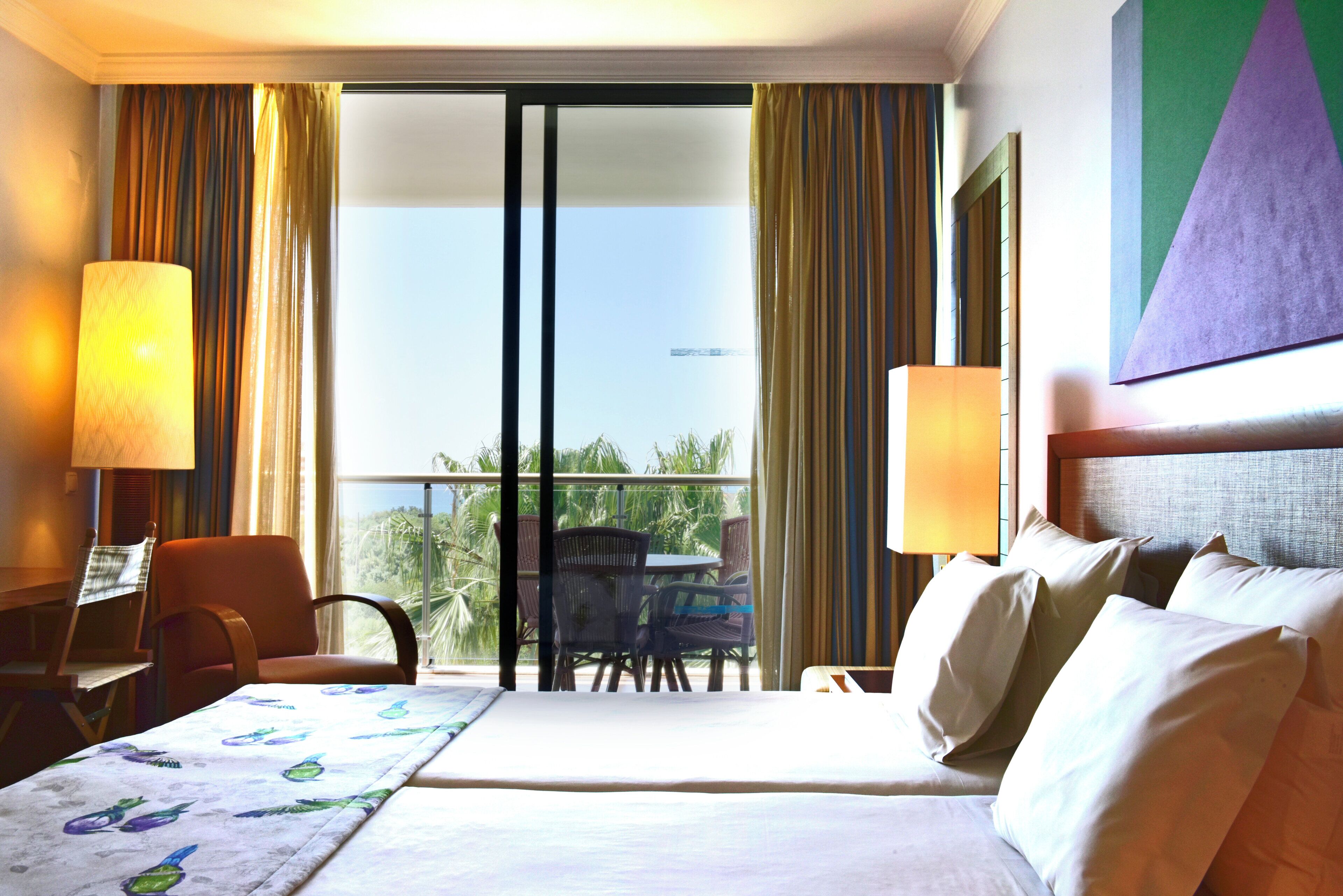 Superior Apartment, 1 Bedroom | Peti besi dalam bilik, meja, langsir/tirai gelap terus, kalis bunyi 