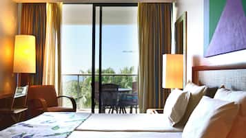 Superior Apartment, 1 Bedroom | Peti besi dalam bilik, meja, langsir/tirai gelap terus, kalis bunyi