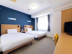A hotel room with two beds, a desk, a television, and a window with curtains. - Comfort Hotel Yokohama Kannai (Yokohama)