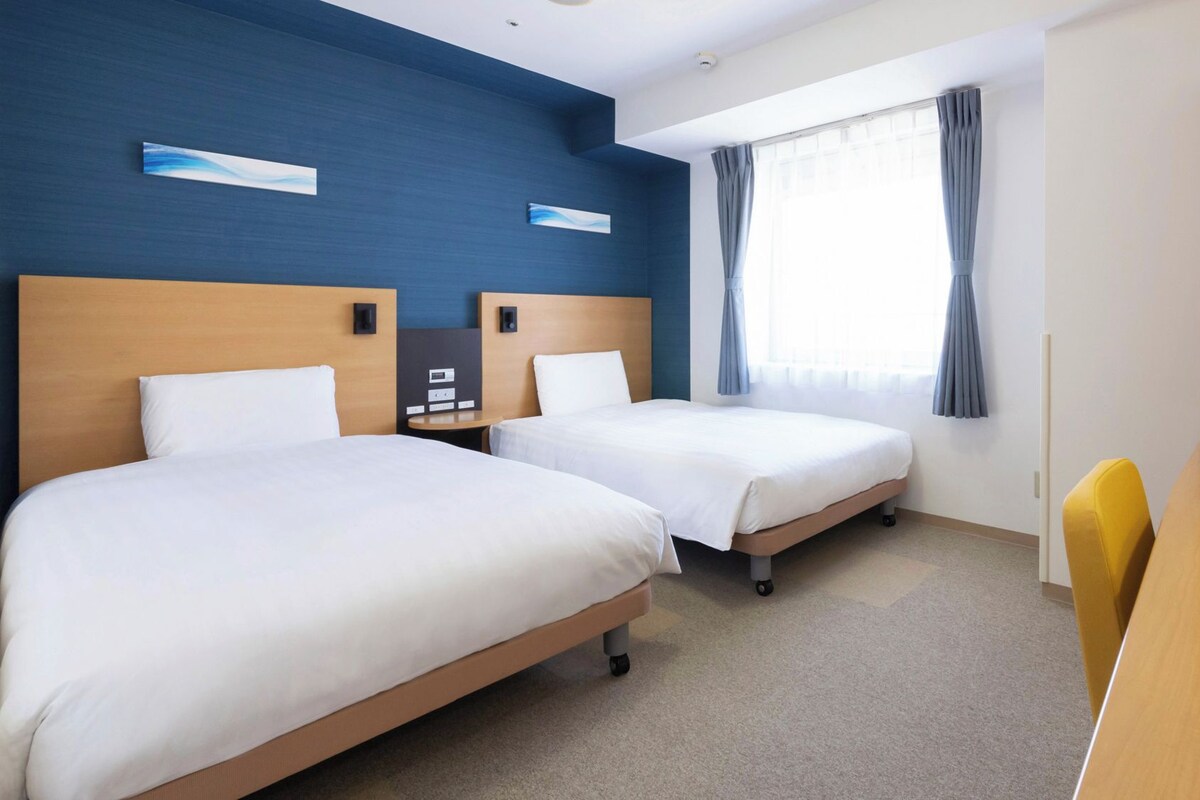 Desk, soundproofing, free WiFi, bed sheets