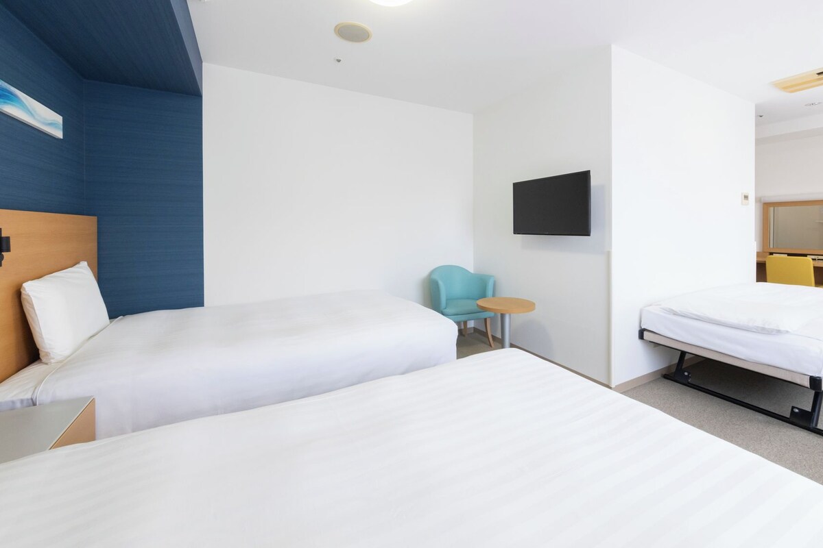 Desk, soundproofing, free WiFi, bed sheets