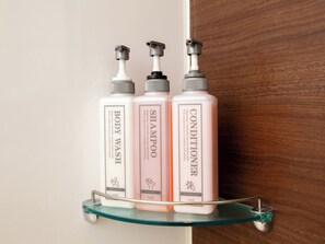 Escritorio, sistema de insonorización, wifi gratis y ropa de cama