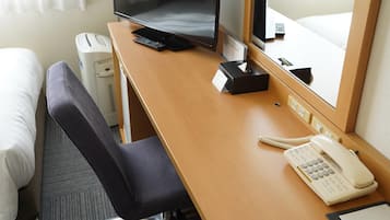 Desk, soundproofing, free WiFi, bed sheets