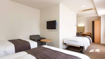 Desk, soundproofing, free WiFi, bed sheets