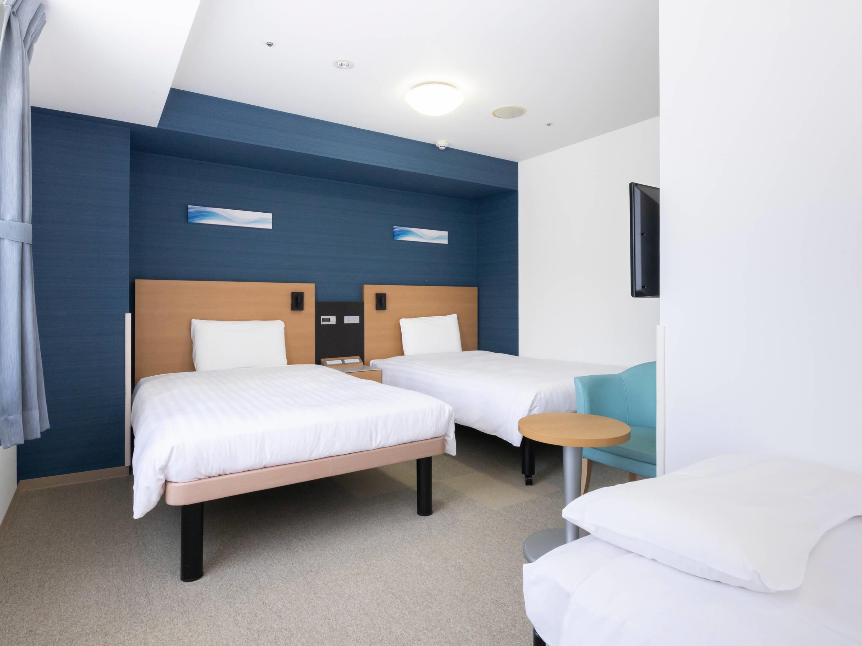 Chambre triple, non-fumeur | Bureau, système d’insonorisation, accès au Wi-Fi (inclus)