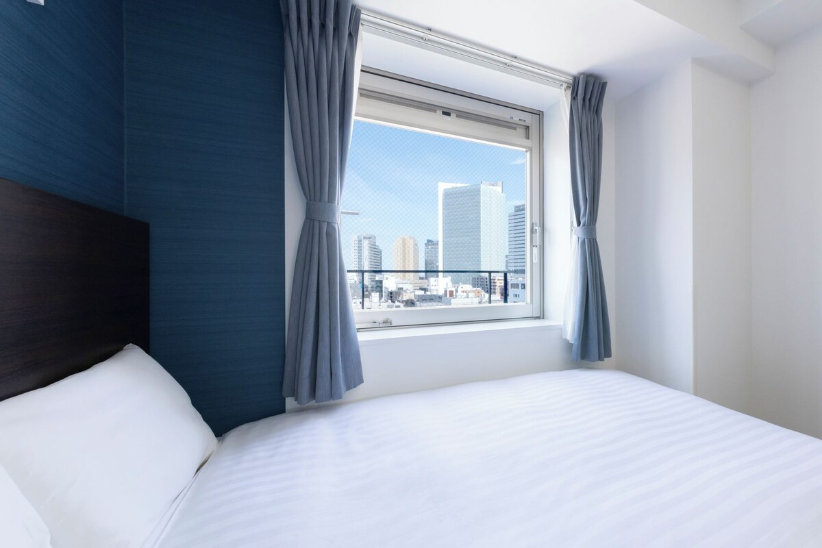 Escritorio, insonorización, wifi gratis y ropa de cama