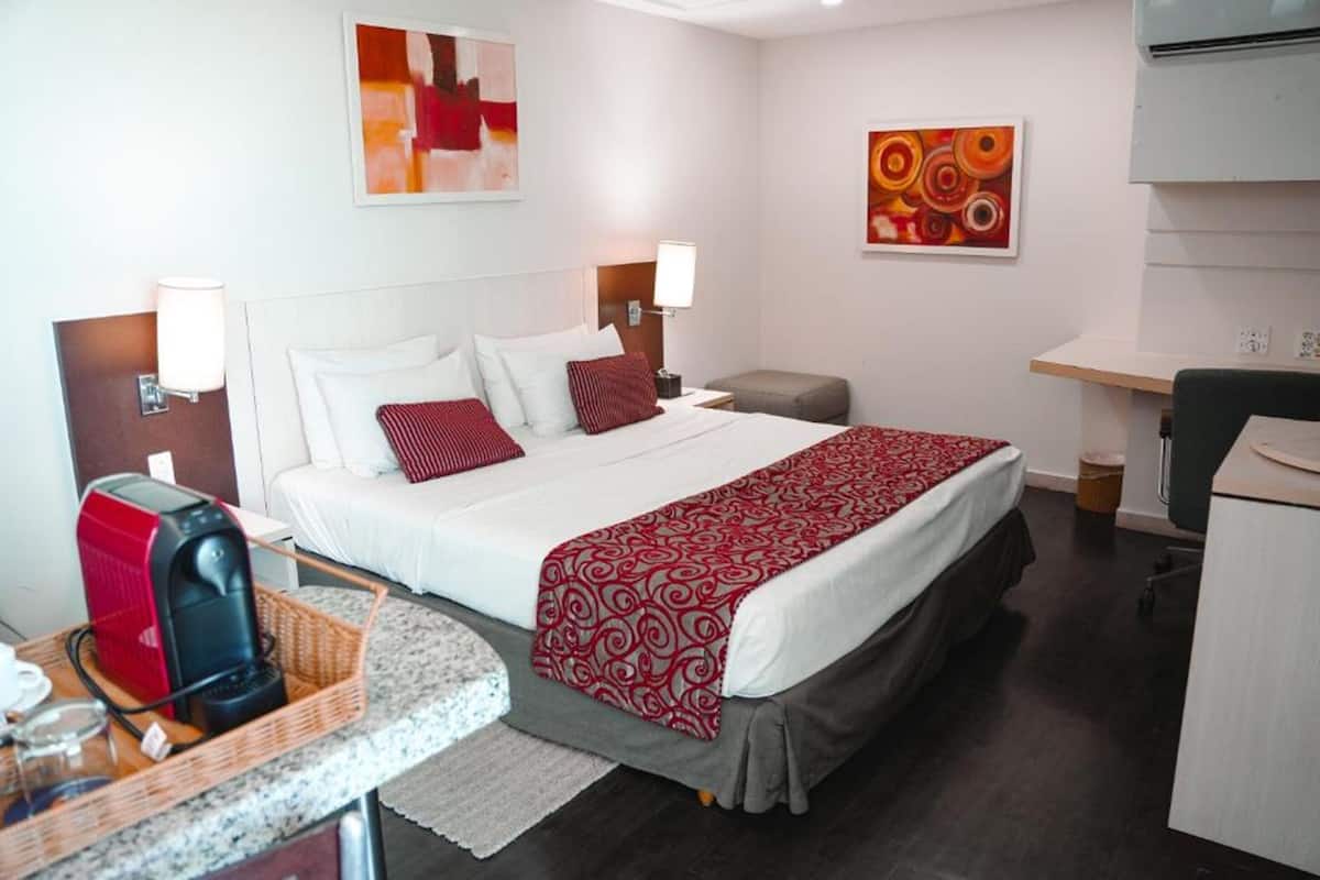 Executive tweepersoonskamer, 1 queensize bed | 1 slaapkamer, een minibar, een kluis op de kamer, een bureau