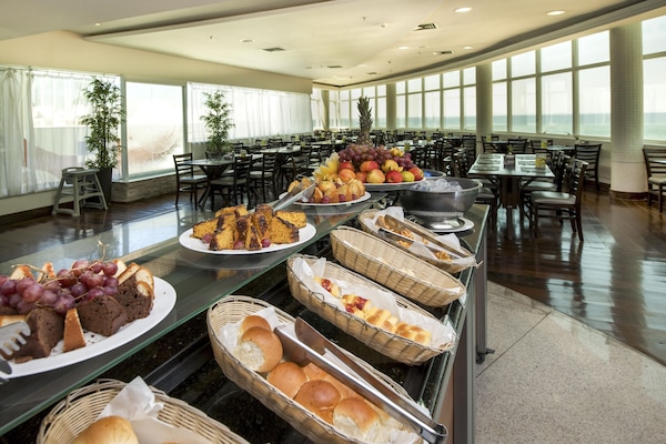 Café da manhã com buffet grátis todos os dias