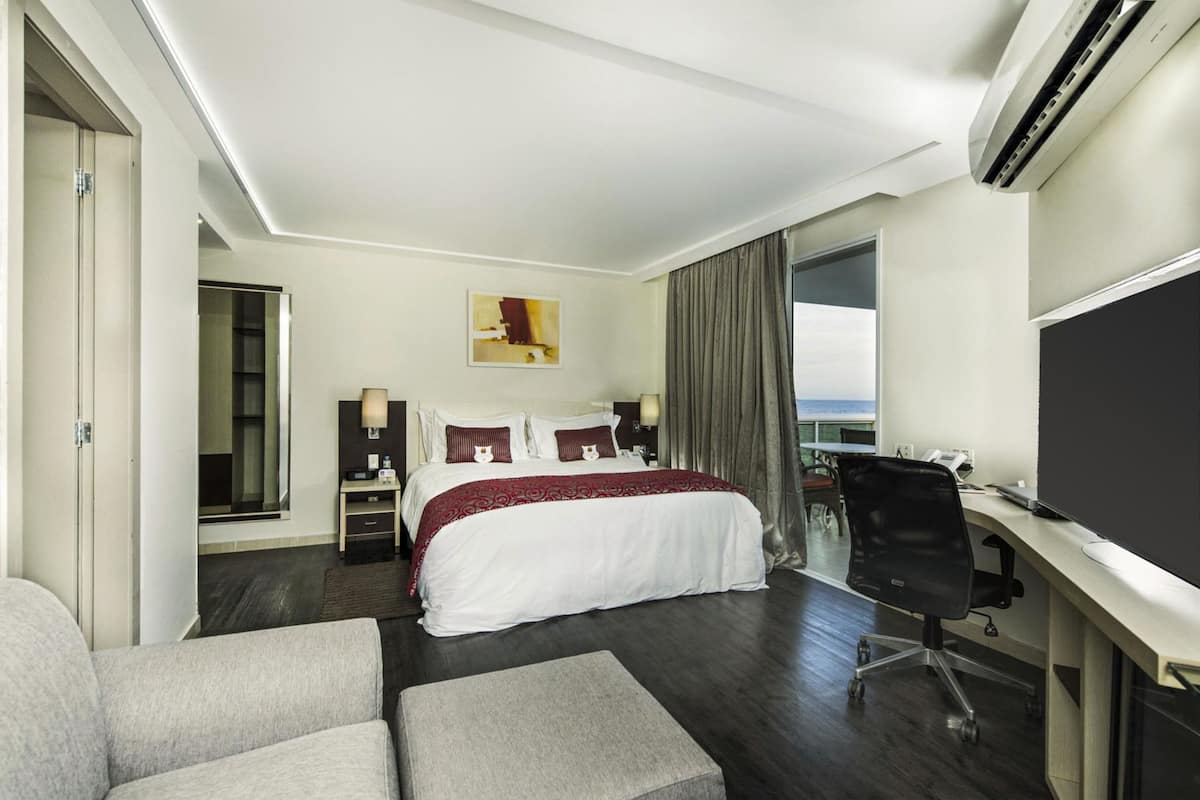 1 slaapkamer, een minibar, een kluis op de kamer, een bureau