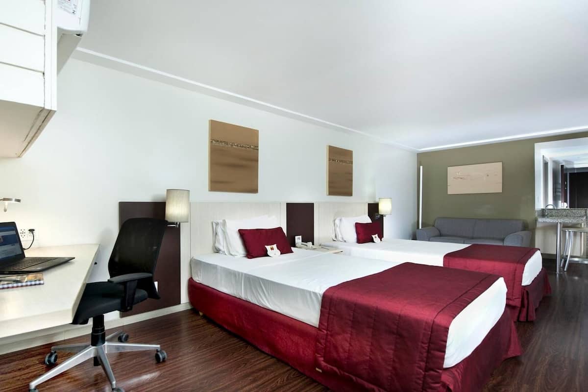 1 slaapkamer, een minibar, een kluis op de kamer, een bureau