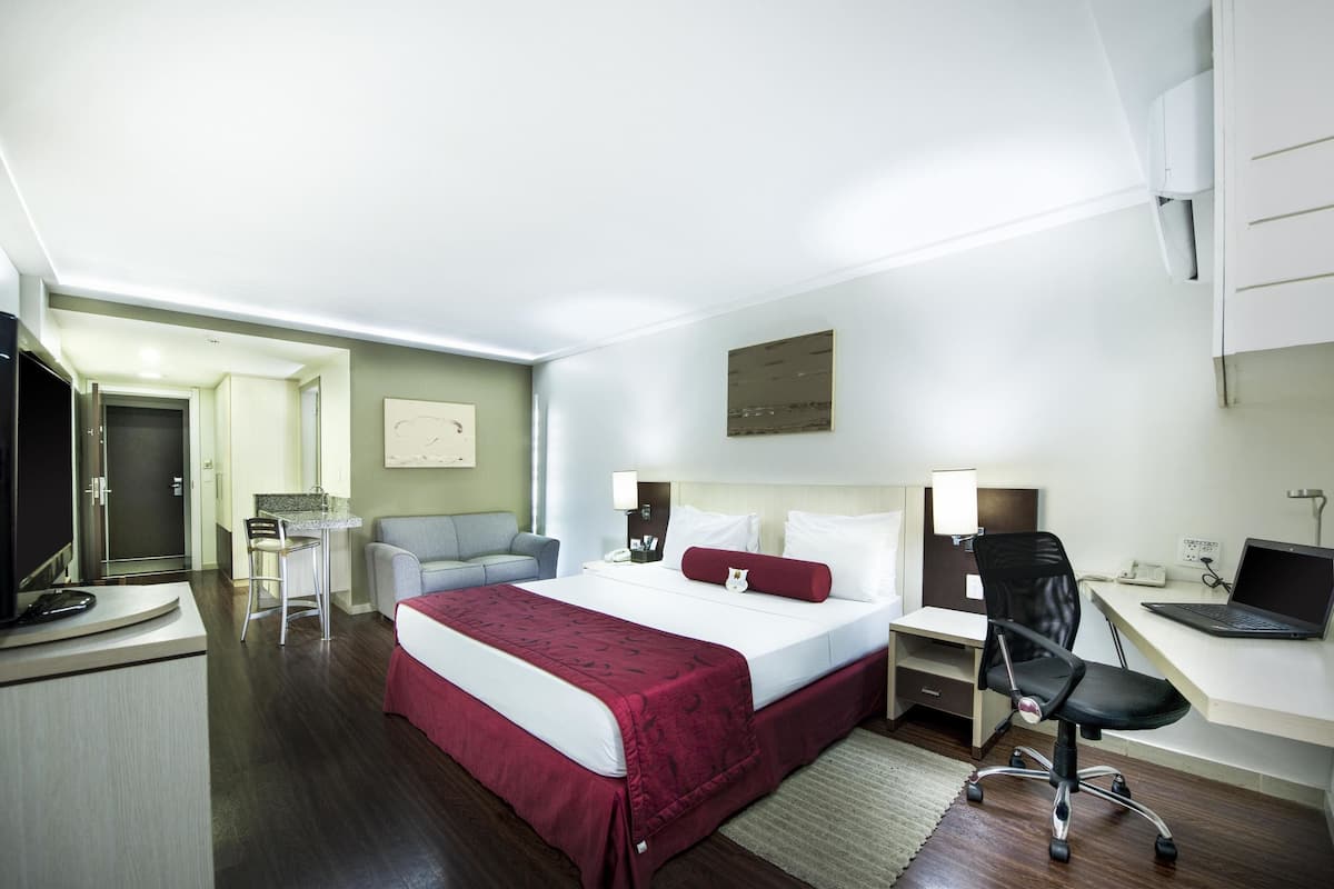 1 slaapkamer, een minibar, een kluis op de kamer, een bureau