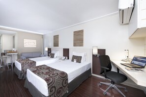 Deluxe-Zweibettzimmer, 2 Einzelbetten | Minibar, Zimmersafe, Schreibtisch, laptopgeeigneter Arbeitsplatz