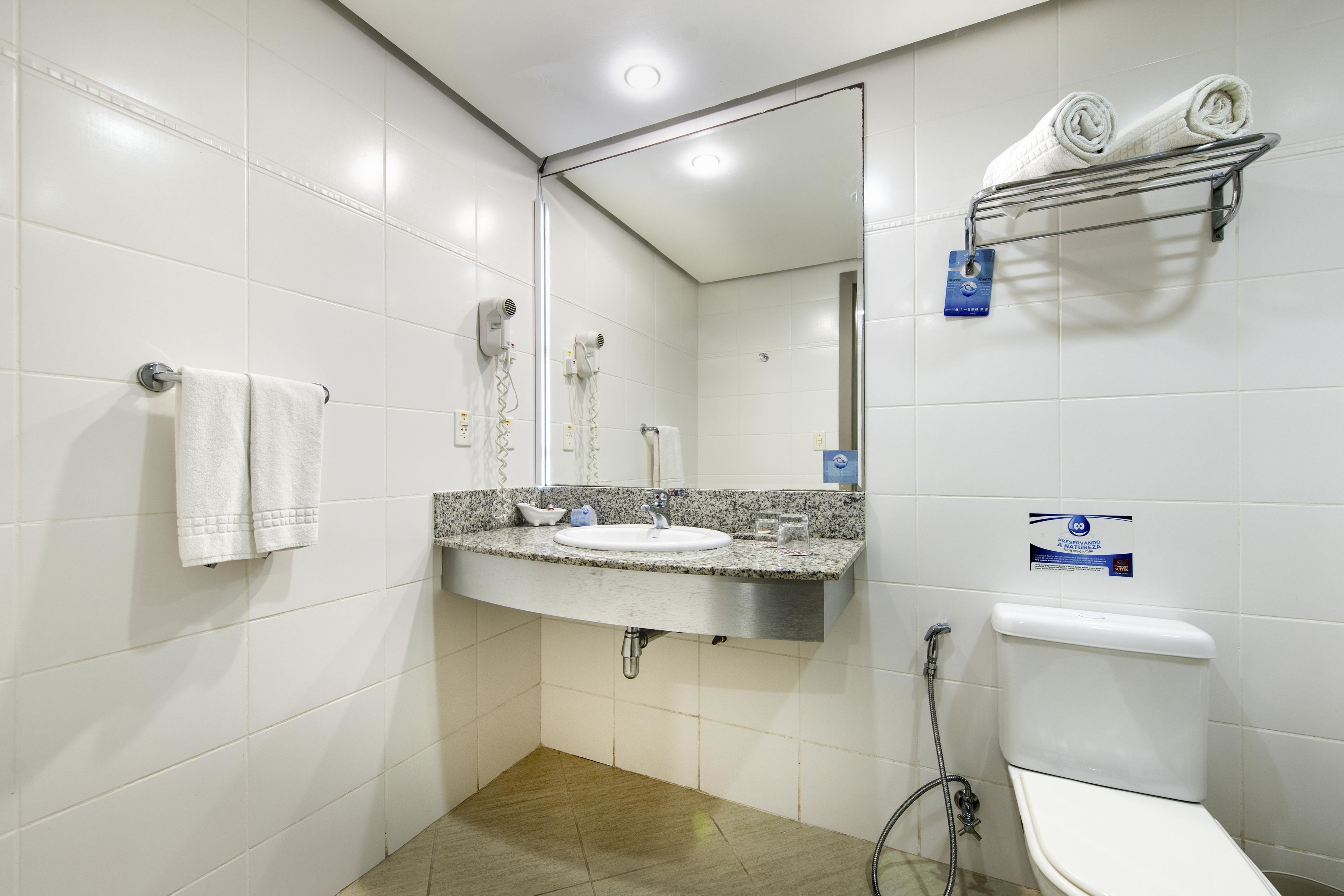 Dusj, regndusjhode, toalettartikler (inkludert) og hårføner