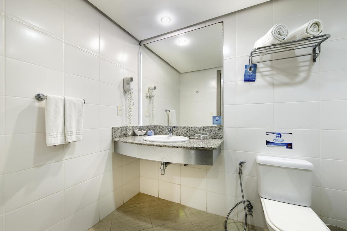 Dusj, regndusjhode, toalettartikler (inkludert) og hårføner