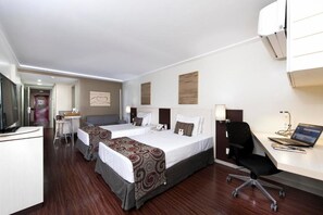 Minibar, in-room safe, desk, laptop workspace - Comfort Suites Macae (Macaé)
