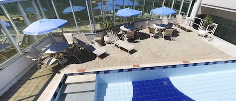 Piscina interna, piscina externa, espreguiçadeiras