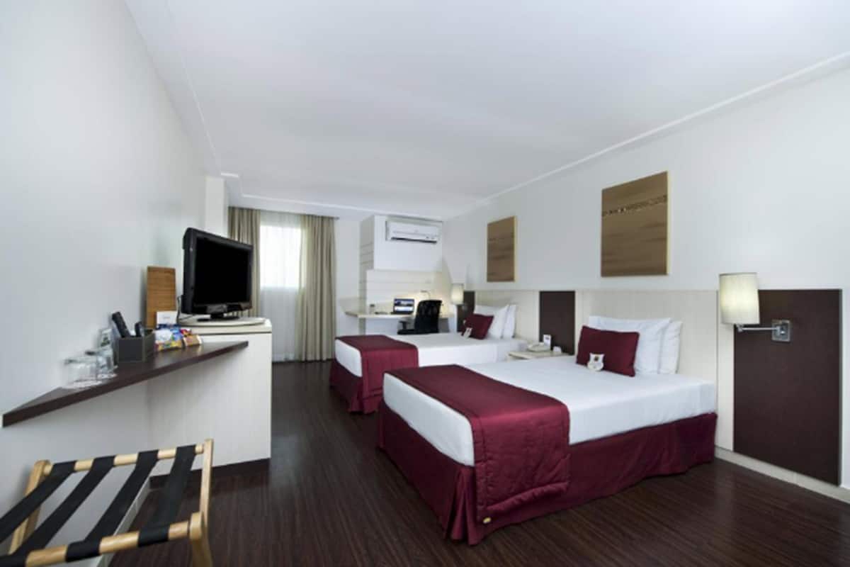 Minibar, safe på rommet, skrivebord og skrivebord for bærbar PC