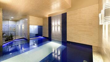 Piscina interna, piscina externa, espreguiçadeiras