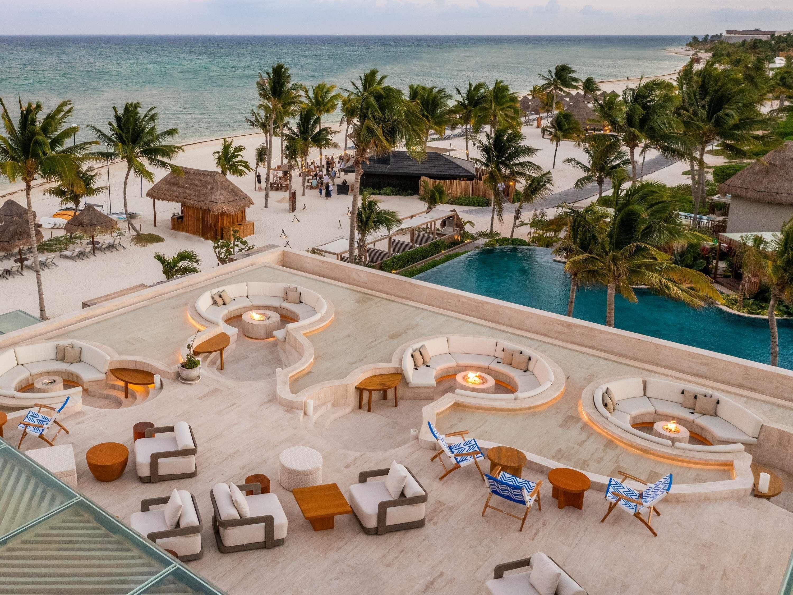 3 bars/lounges, een swim-up bar, een poolbar