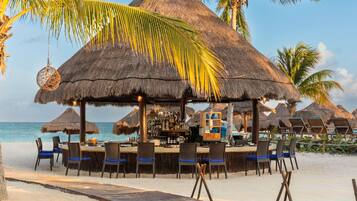 8 restaurants; breakfast, lunch and dinner served