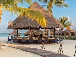 8 restaurants; breakfast, lunch, and dinner served