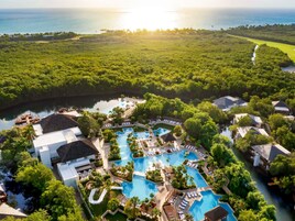 5 outdoor pools, pool umbrellas, sun loungers