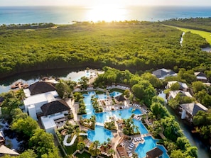 5 kolam renang outdoor, dengan payung kolam renang dan kursi berjemur