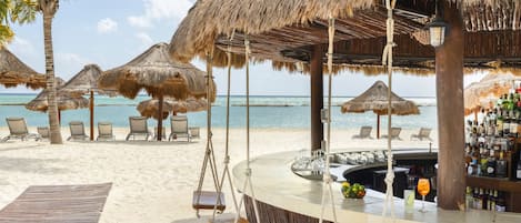 8 restaurantes; se sirven desayunos, almuerzos, cenas y cocina mexicana