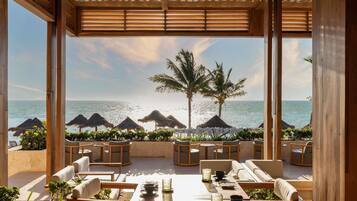 3 bars/lounges, een swim-up bar, een poolbar