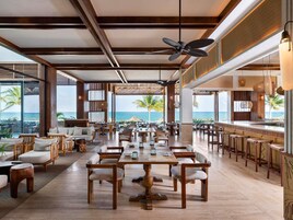 8 restaurants; breakfast, lunch, and dinner served