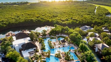 5 piscines extérieures, parasols de plage, chaises longues